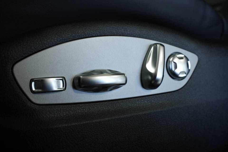 Certified 2025 Porsche Macan AWD/4WD image 33