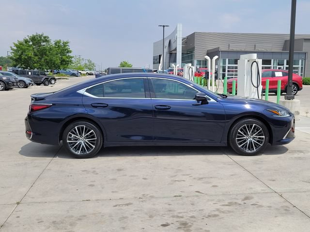 Used 2025 Lexus ES 300h w/ Premium Package FWD image 2