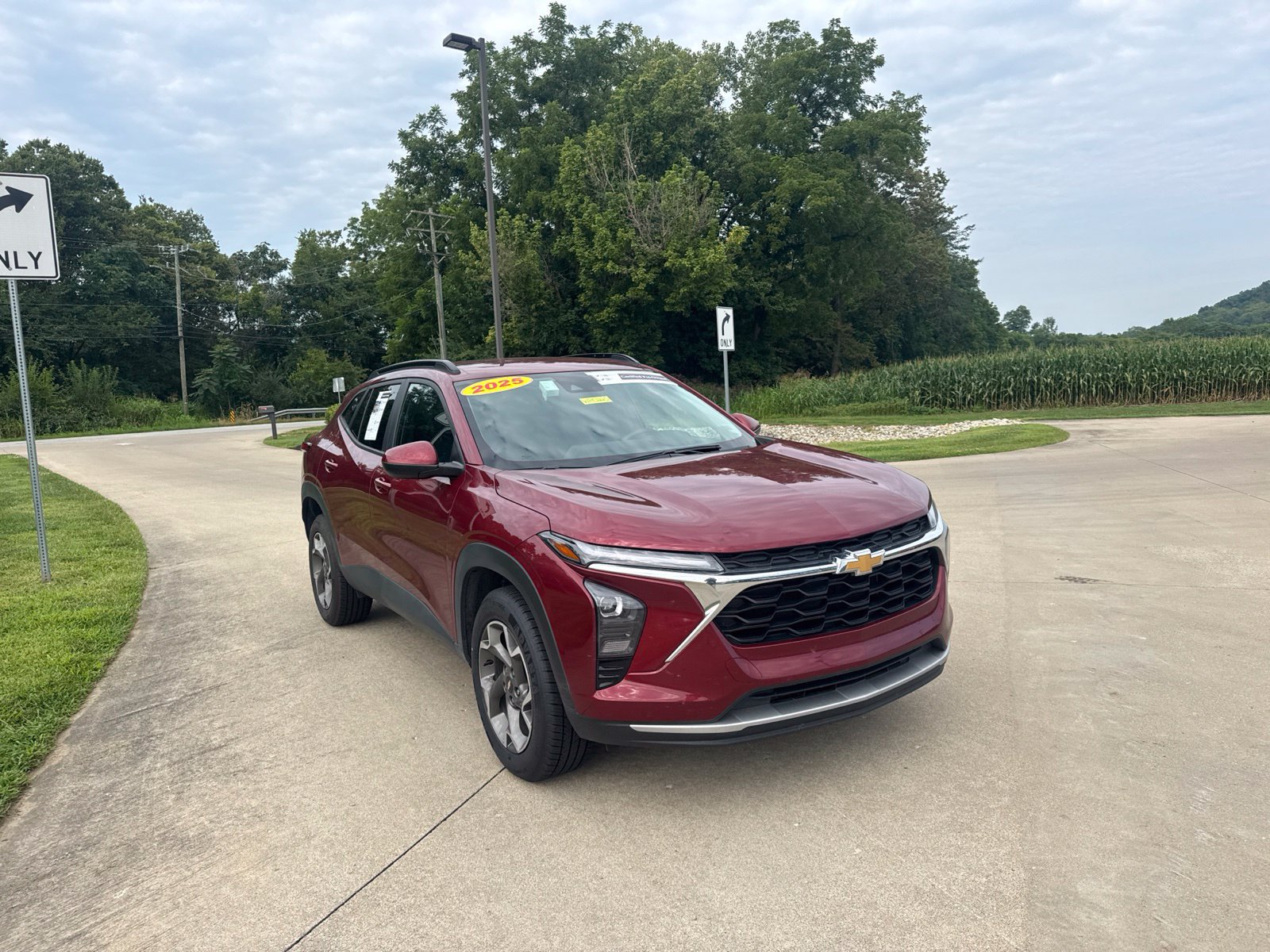 Used 2025 Chevrolet Trax LT FWD image 3