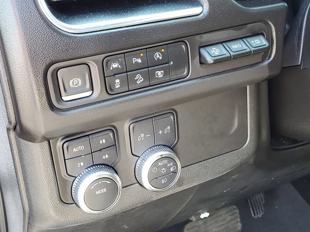 Used 2024 GMC Yukon AT4 w/ Technology Package AWD/4WD image 13