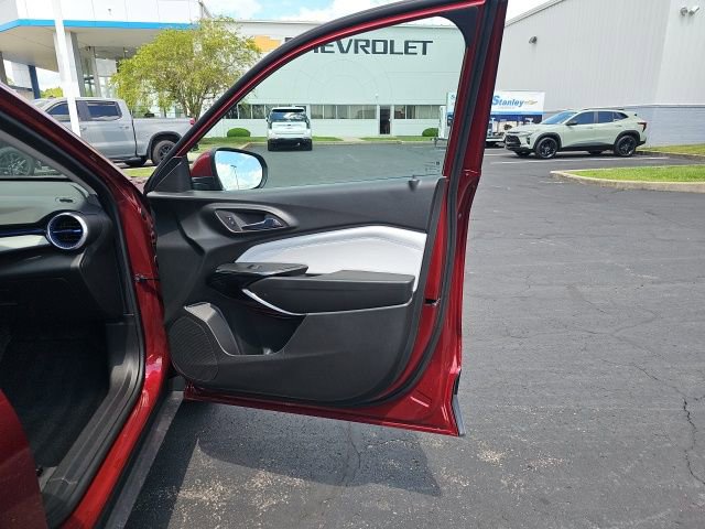 Used 2024 Chevrolet Trax LT w/ LT Convenience Package image 28