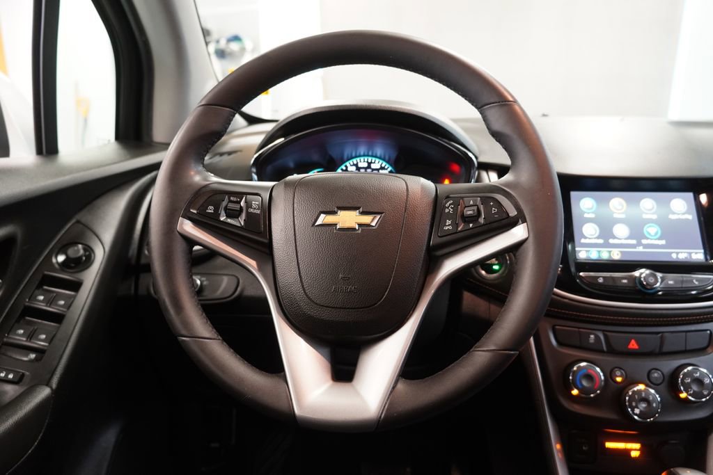 Used 2018 Chevrolet Trax LT w/ LT Convenience Package AWD/4WD image 17