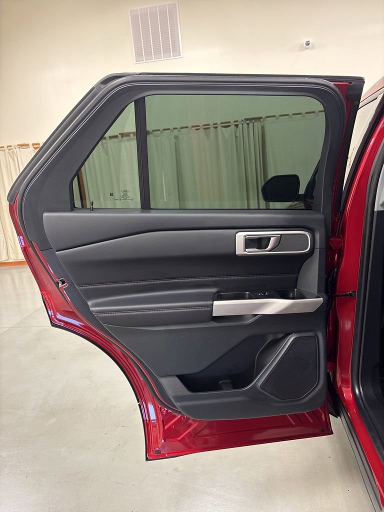 Used 2022 Ford Explorer XLT w/ Equipment Group 202A AWD/4WD image 25