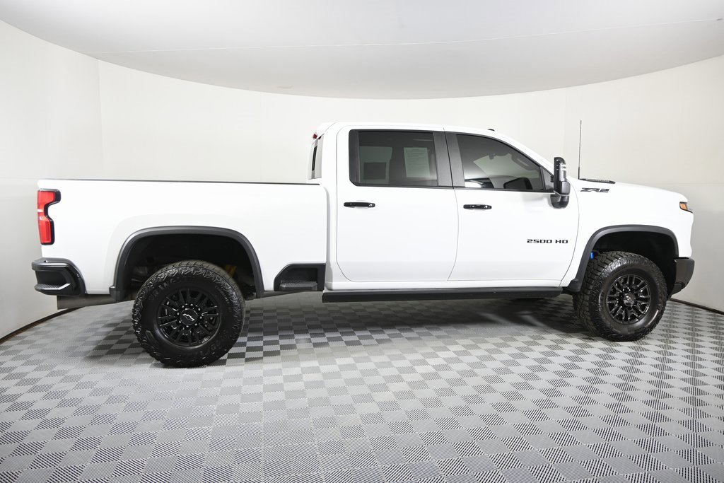 Used 2025 Chevrolet Silverado 2500 ZR2 w/ Technology Package image 8