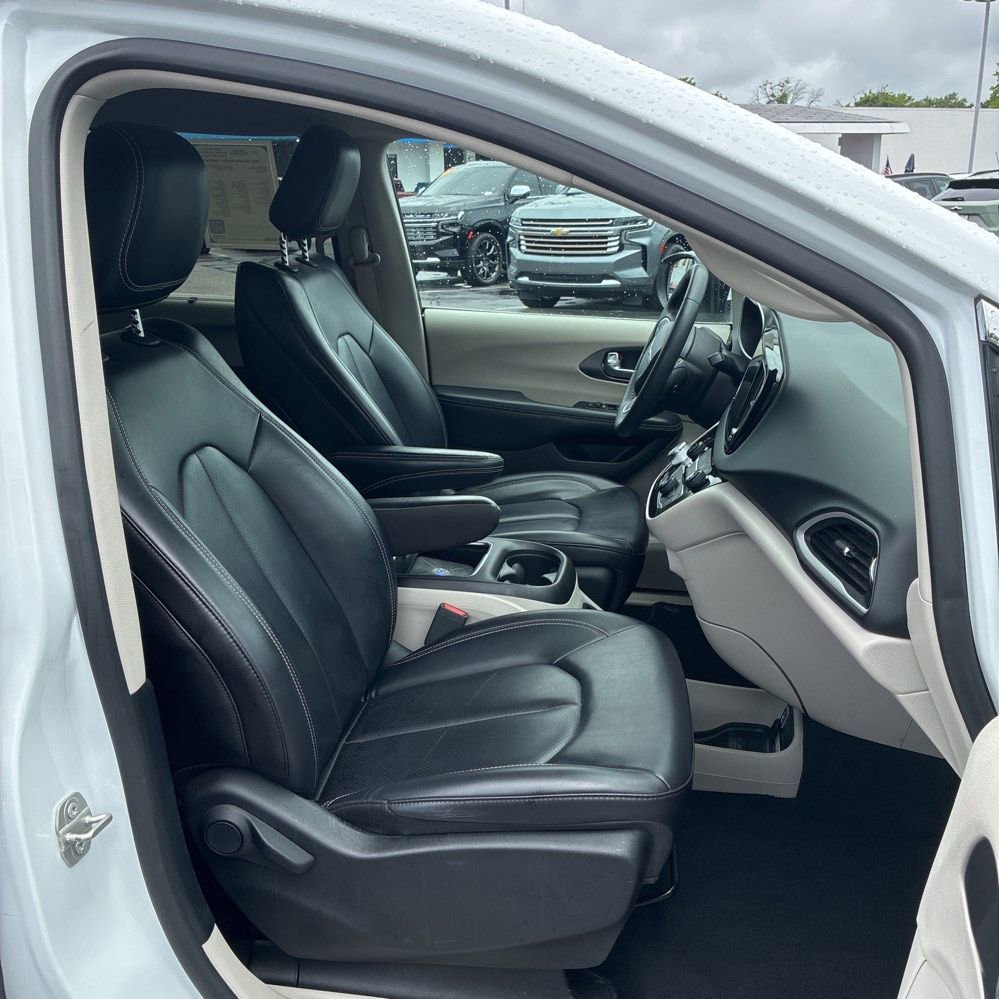 Used 2023 Chrysler Pacifica Touring-L FWD image 6
