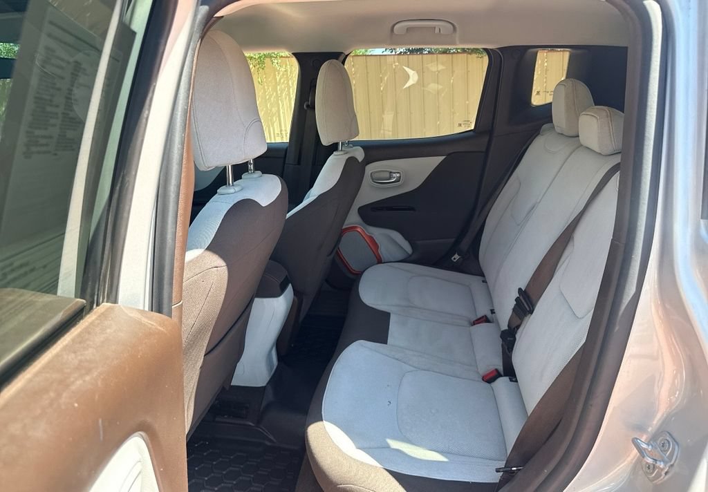 Used 2015 Jeep Renegade Latitude w/ Cold Weather Group FWD image 18