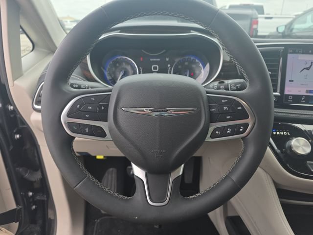 Used 2023 Chrysler Pacifica Limited FWD image 4