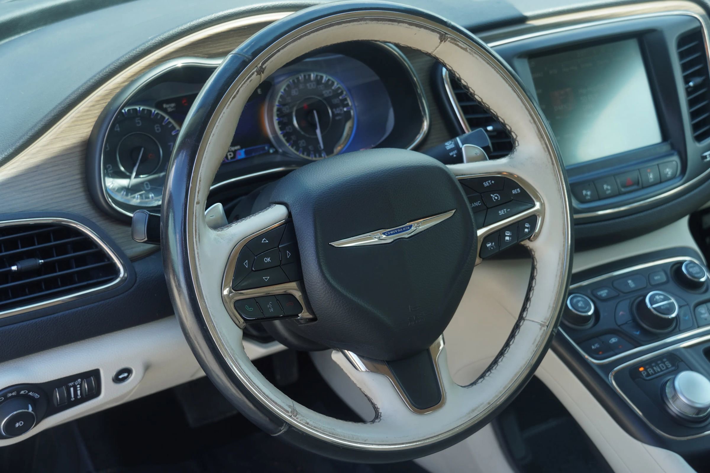 Used 2015 Chrysler 200 C w/ Navigation & Sound Group I image 25