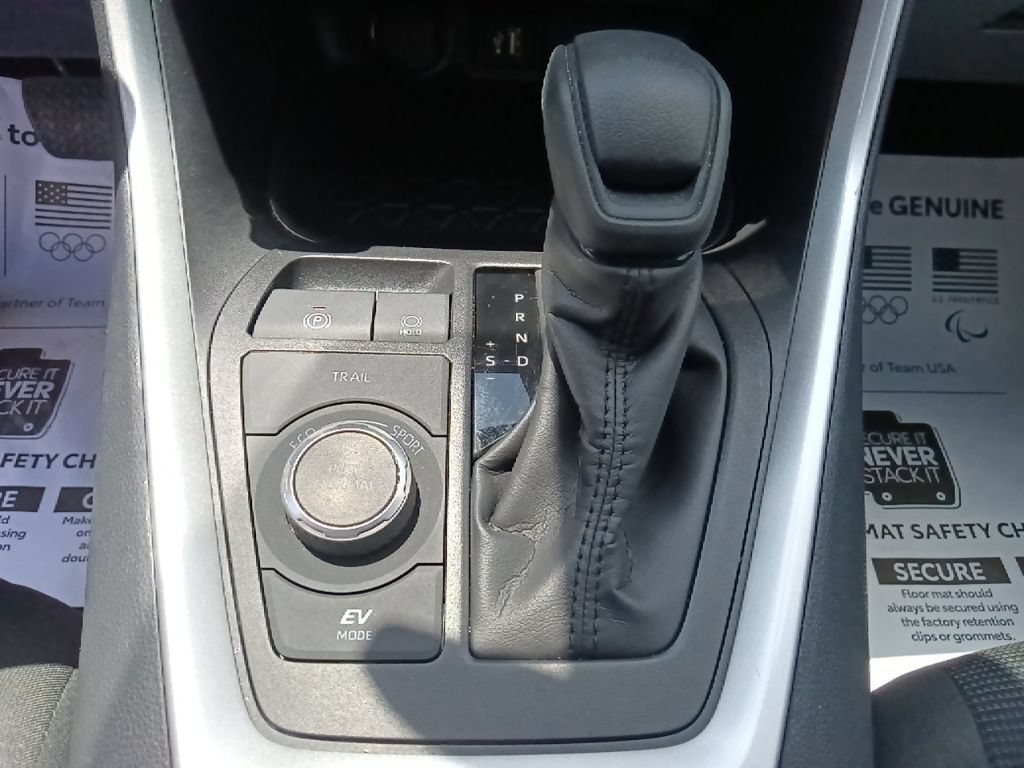Used 2025 Toyota RAV4 LE AWD/4WD image 25