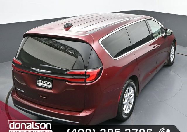 Used 2023 Chrysler Pacifica Touring-L image 22