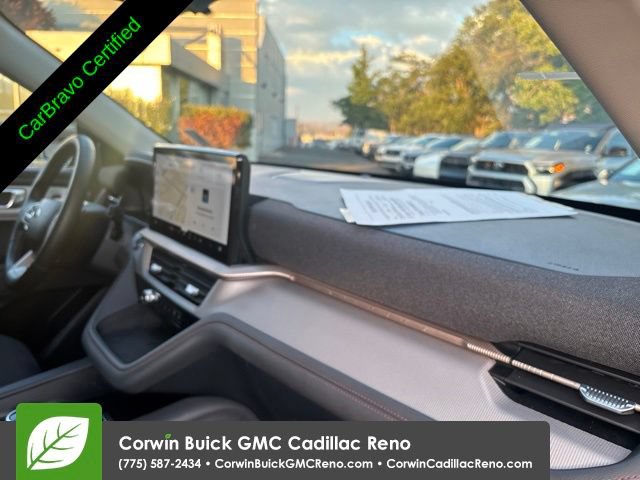 Used 2025 Ford Explorer Active AWD/4WD image 35