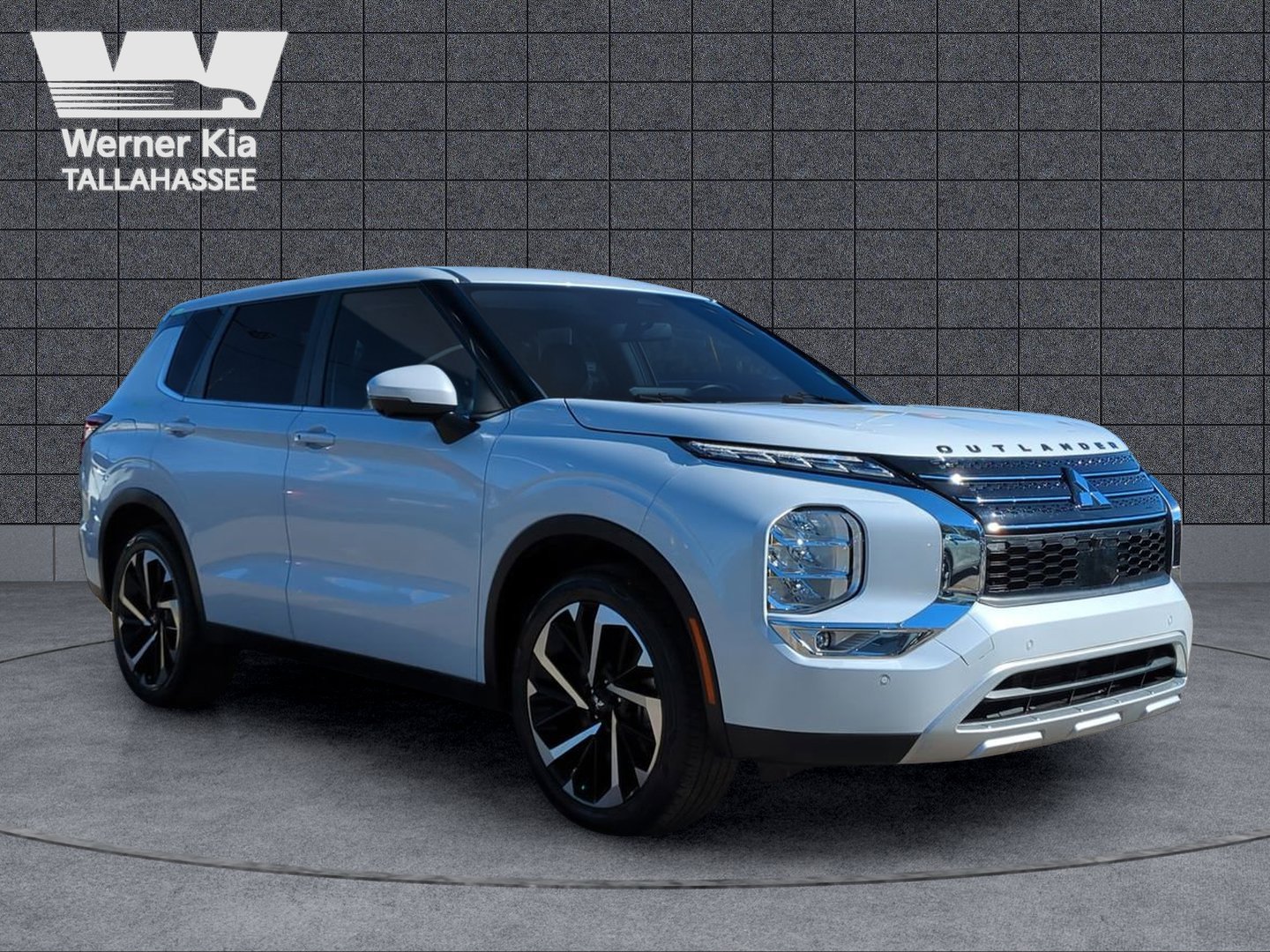 Used 2024 Mitsubishi Outlander SE image 3