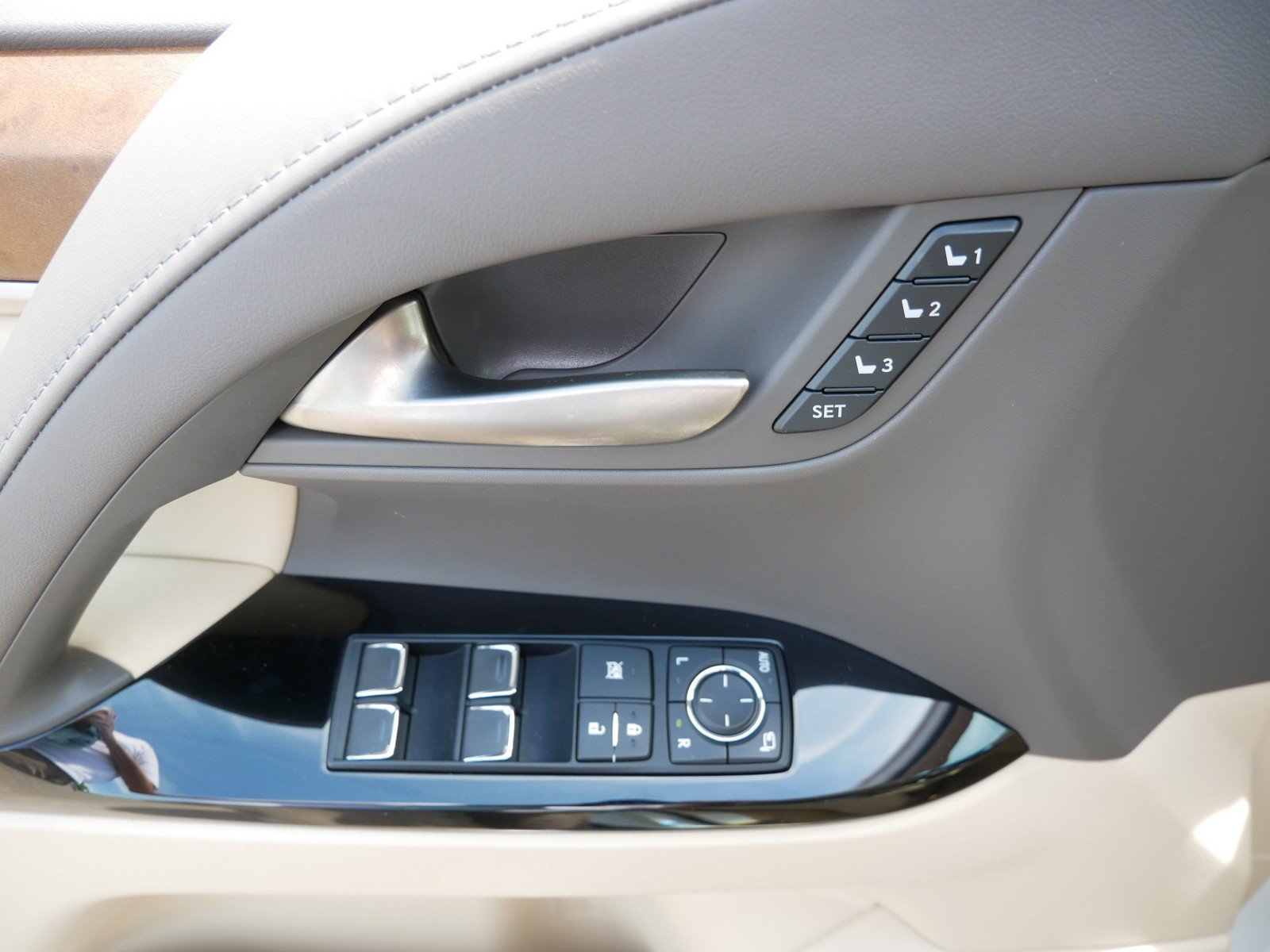 Used 2021 Lexus LX 570 4WD w/ Luxury Package image 18