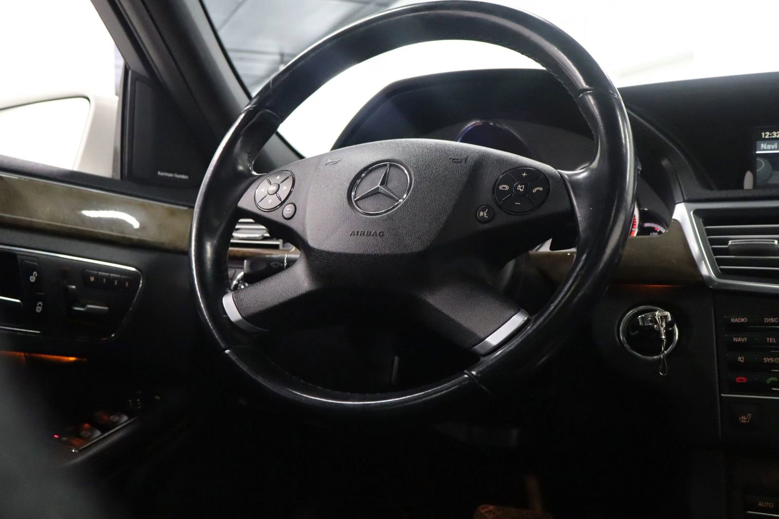 Used 2010 Mercedes-Benz E 350 E 350 4MATIC Sedan 4D image 25