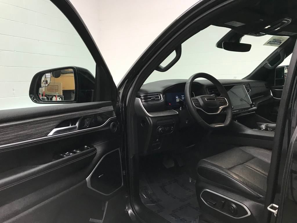 Used 2024 Jeep Wagoneer L Series II w/ Flexible Seating Group image 13