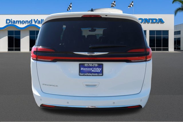 Used 2025 Chrysler Pacifica Select image 5