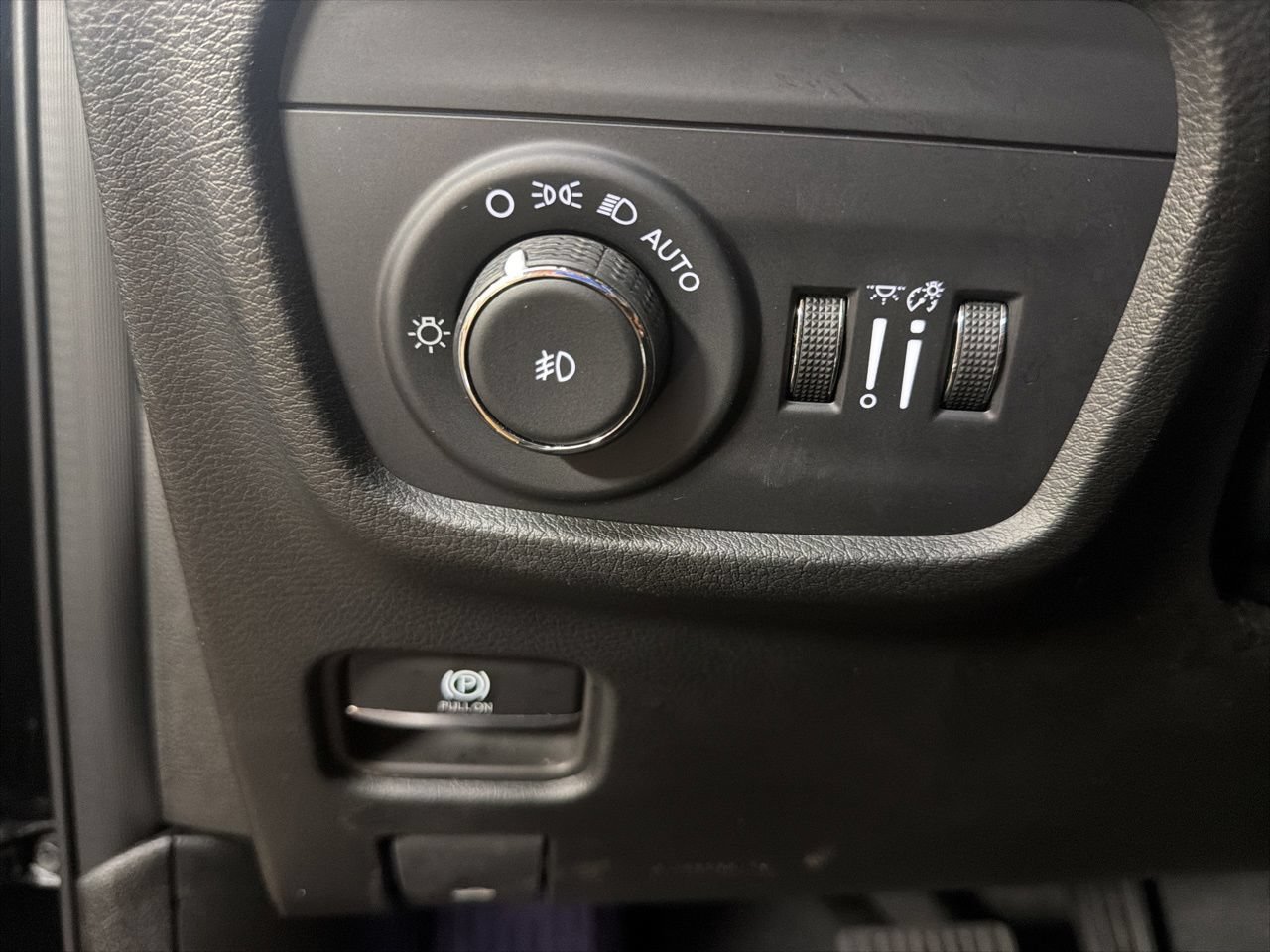 Used 2025 Jeep Grand Cherokee Summit AWD/4WD image 30