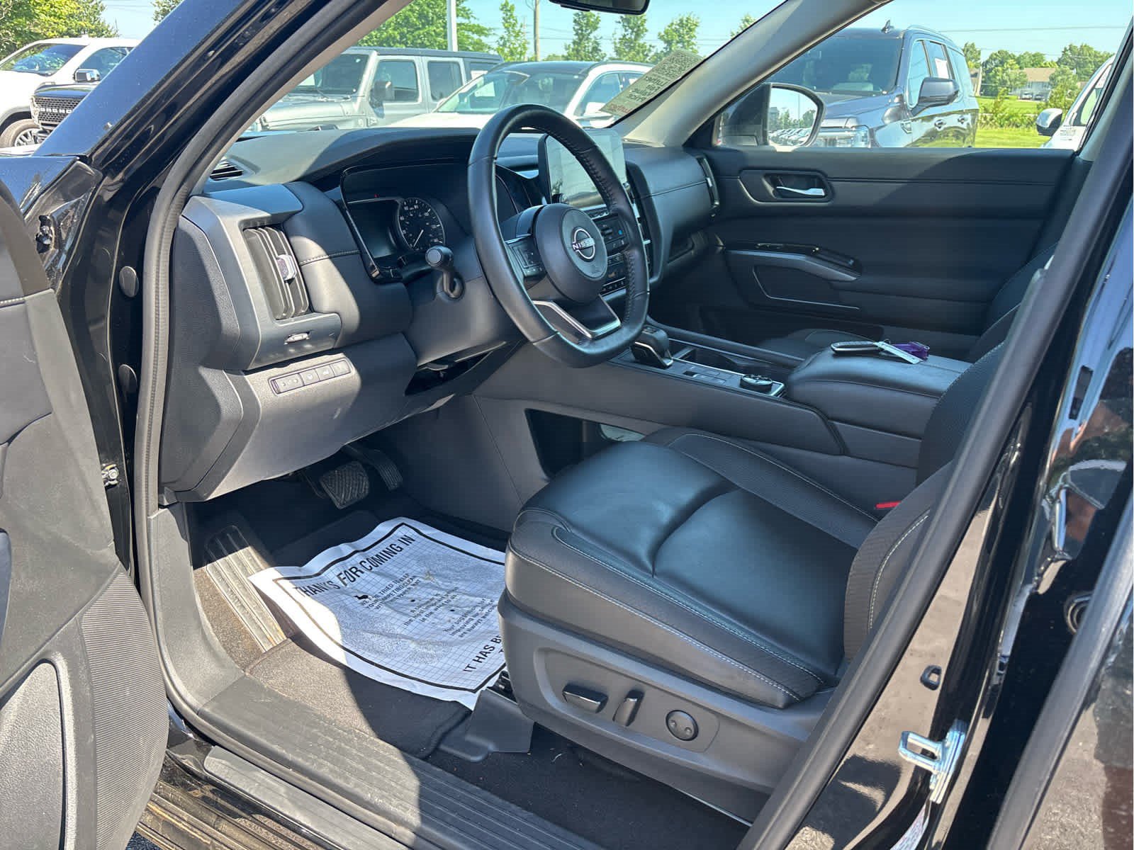 Used 2025 Nissan Pathfinder SL AWD/4WD image 6