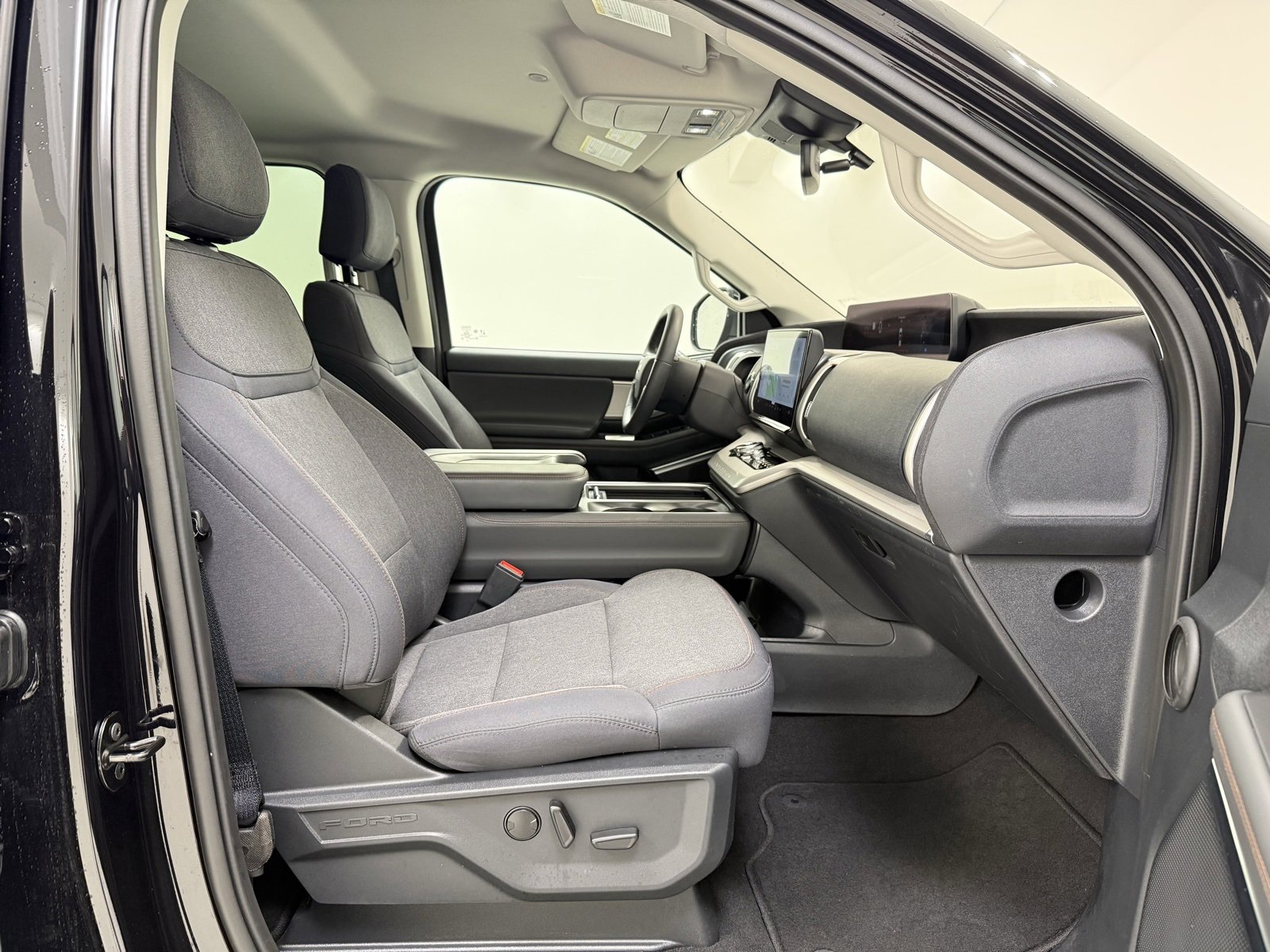 Used 2025 Ford Expedition Active image 34