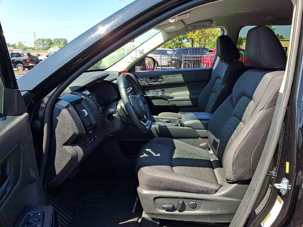 Used 2025 Nissan Pathfinder SV AWD/4WD image 13