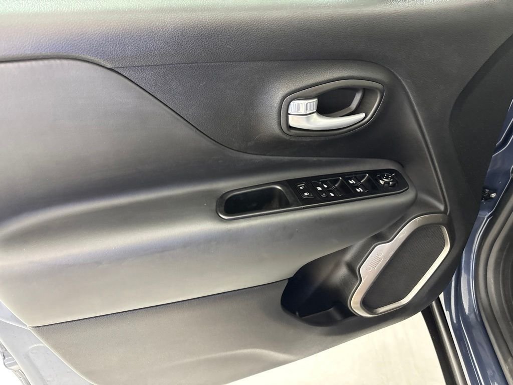 Used 2023 Jeep Renegade Latitude AWD/4WD image 19