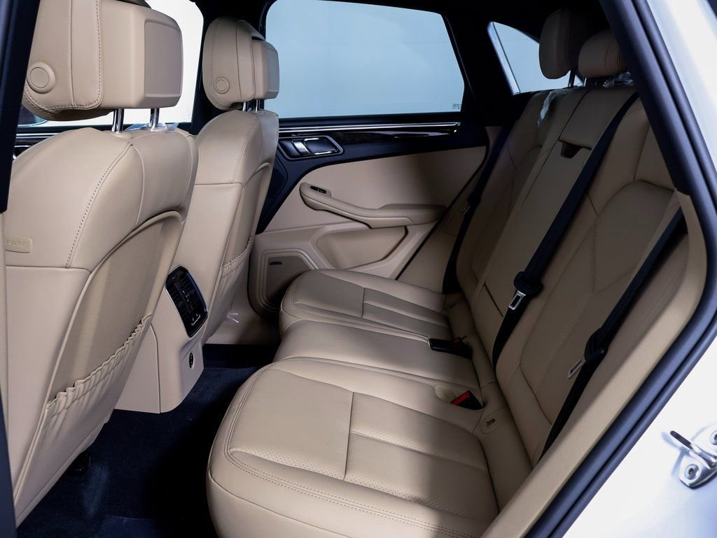 Certified 2025 Porsche Macan AWD/4WD image 9