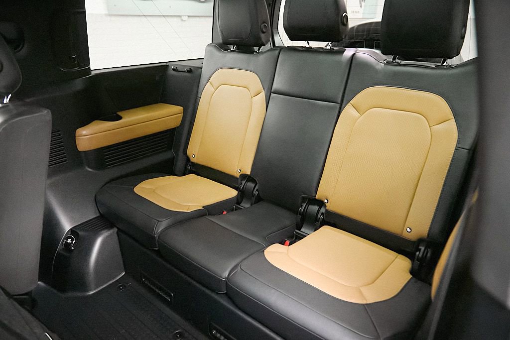 Used 2024 Land Rover Defender 130 X-Dynamic SE image 32