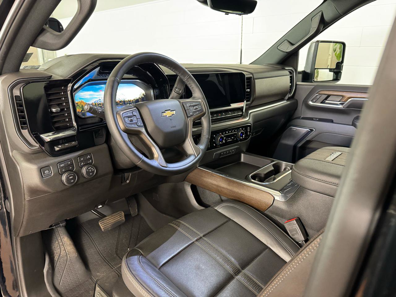 Used 2024 Chevrolet Silverado 2500 High Country w/ Technology Package image 12