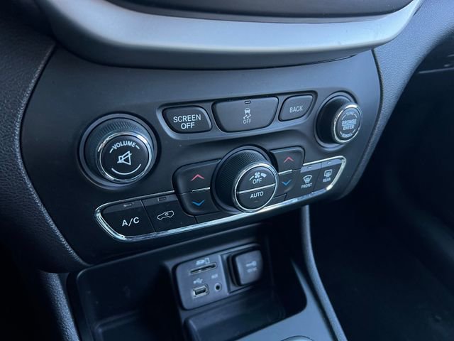 Used 2017 Jeep Cherokee Limited image 25