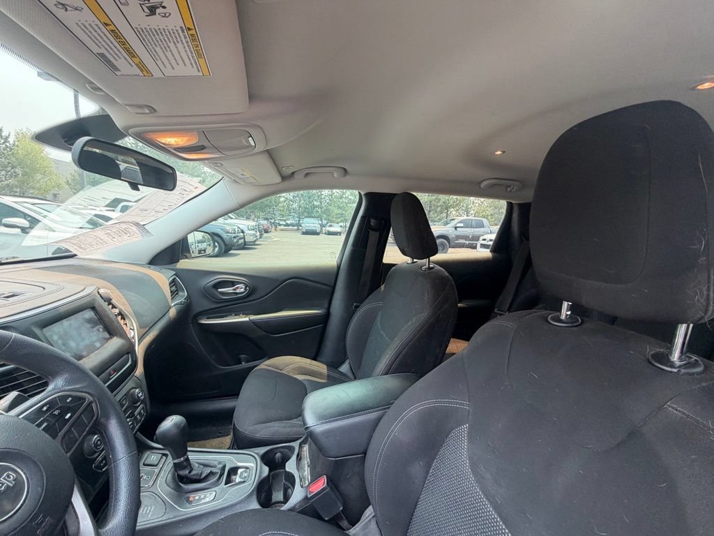 Used 2019 Jeep Cherokee Latitude w/ Popular Appearance Group AWD/4WD image 19