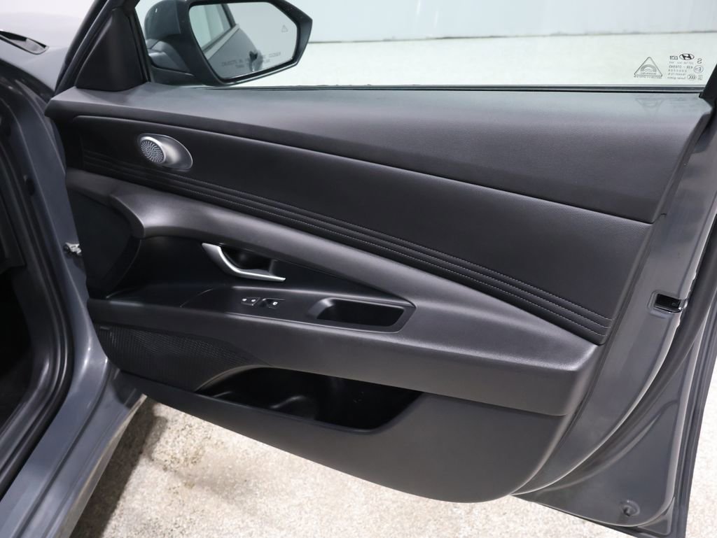 Used 2024 Hyundai Elantra Limited image 25