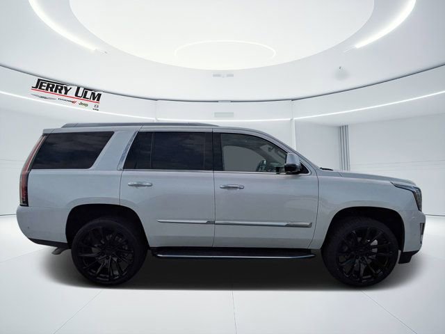 Used 2017 Cadillac Escalade Luxury RWD image 2