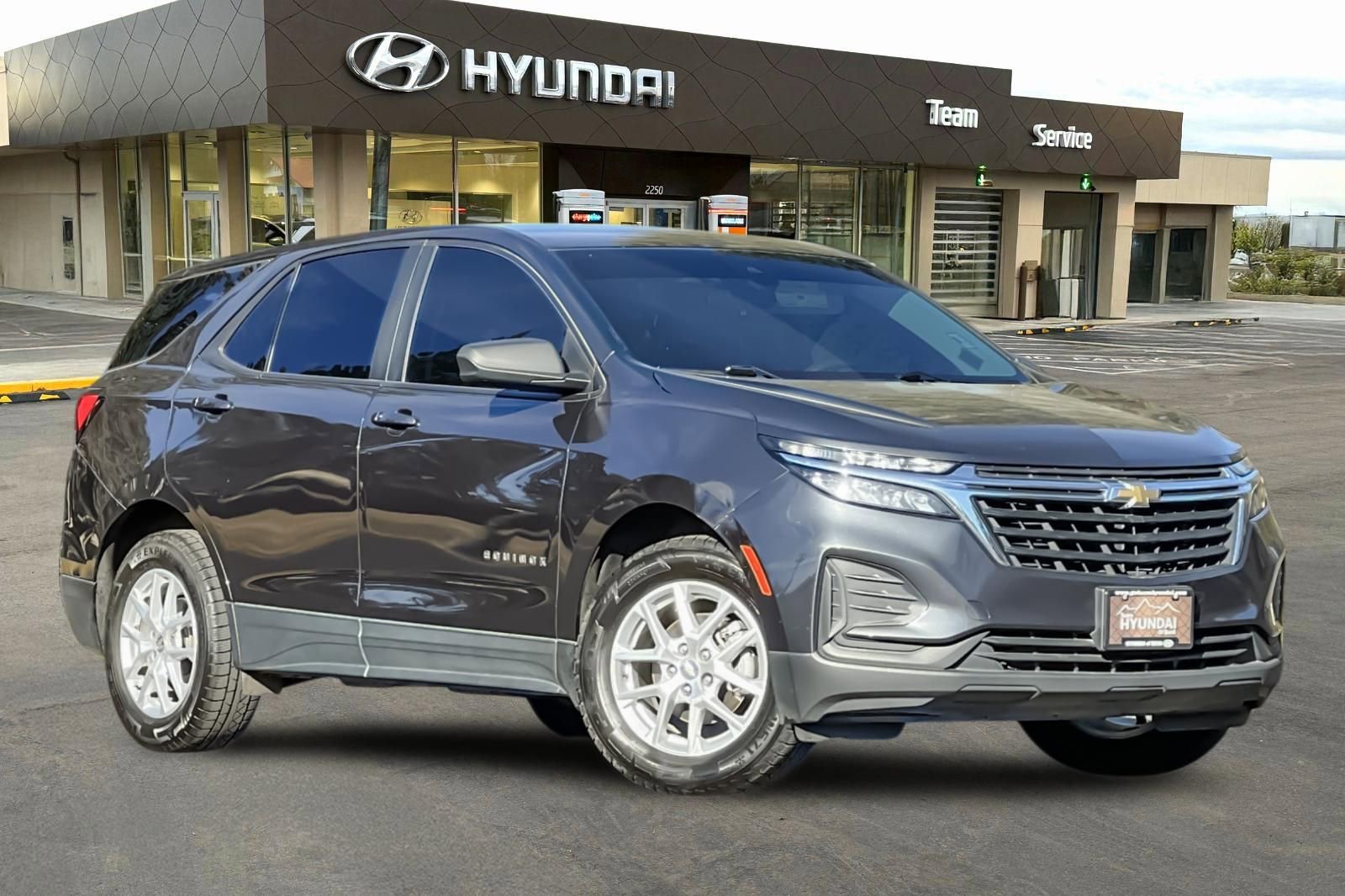 Used 2022 Chevrolet Equinox LS w/ LS Convenience Package image 2