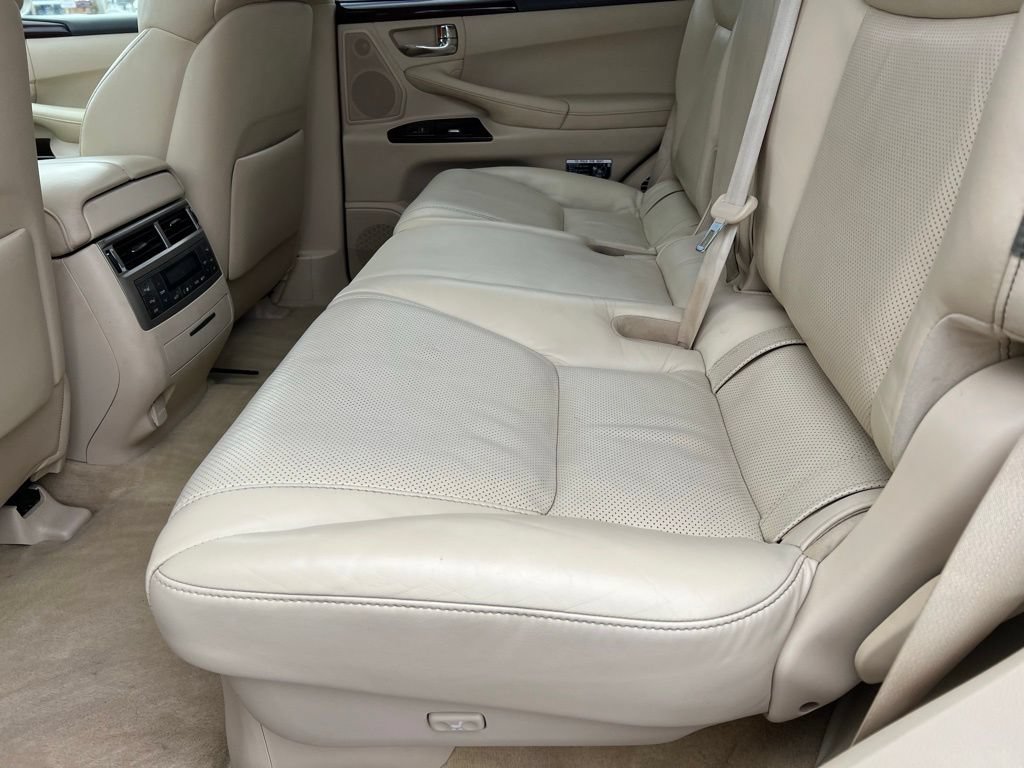 Used 2013 Lexus LX 570 4WD w/ Luxury Pkg image 15