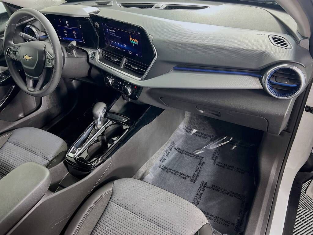 Certified 2025 Chevrolet Trax LT image 26