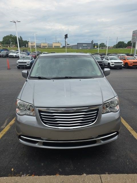Used 2015 Chrysler Town & Country Touring FWD image 5