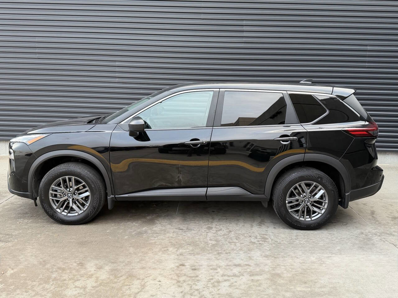 Used 2024 Nissan Rogue S image 9