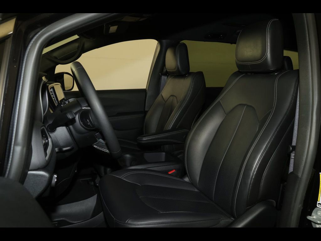 Used 2025 Chrysler Pacifica Select image 24