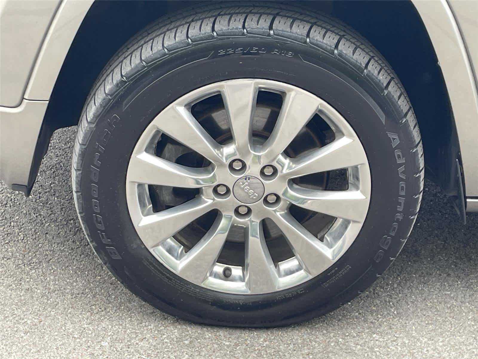 Used 2016 Jeep Cherokee Overland AWD/4WD image 11