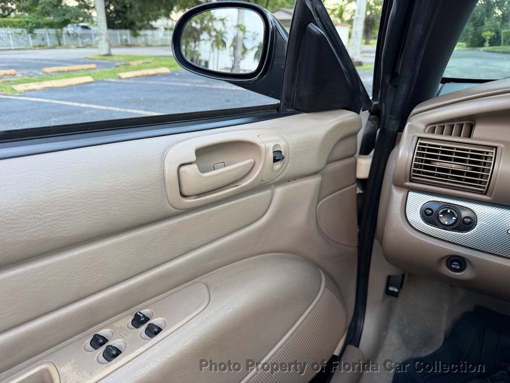 Used 2004 Chrysler Sebring GTC FWD image 59