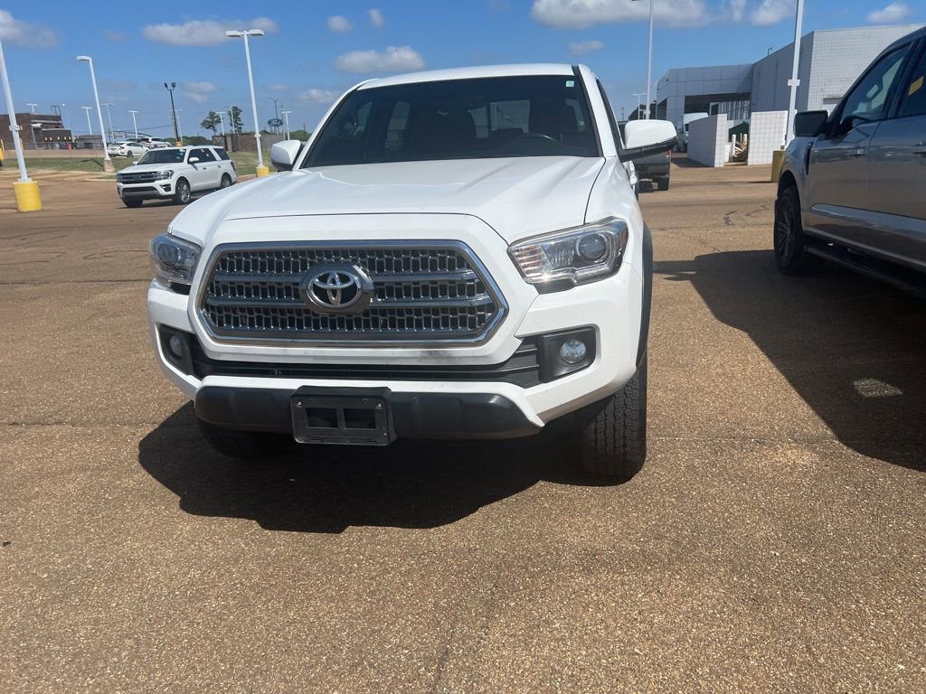 Used 2017 Toyota Tacoma TRD Off-Road w/ Tow Package (A/T) image 3