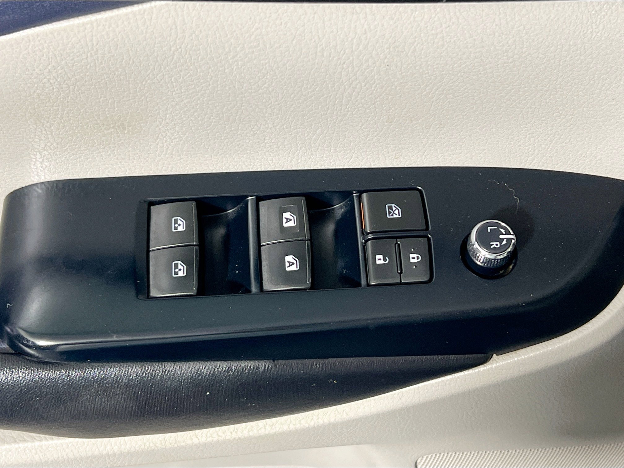 Used 2018 Toyota Highlander XLE AWD/4WD image 16