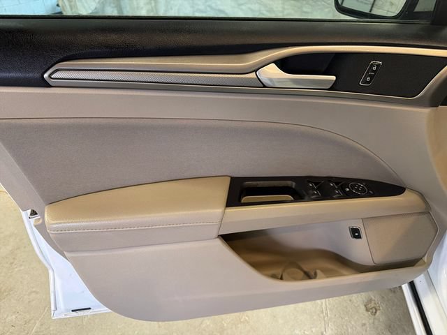 Used 2018 Ford Fusion SE FWD image 12