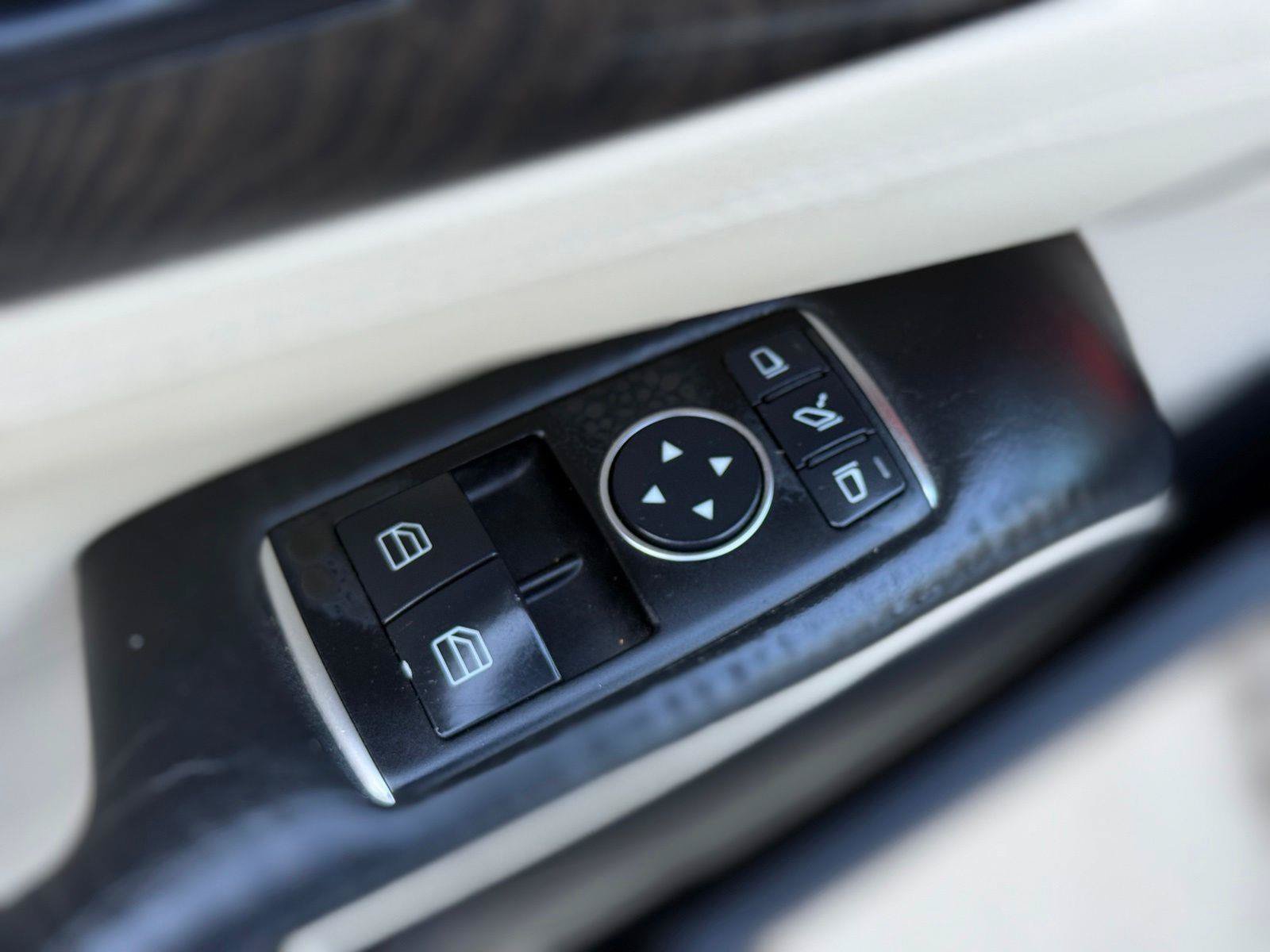 Used 2013 Mercedes-Benz SL 550 w/ Premium Pkg image 22