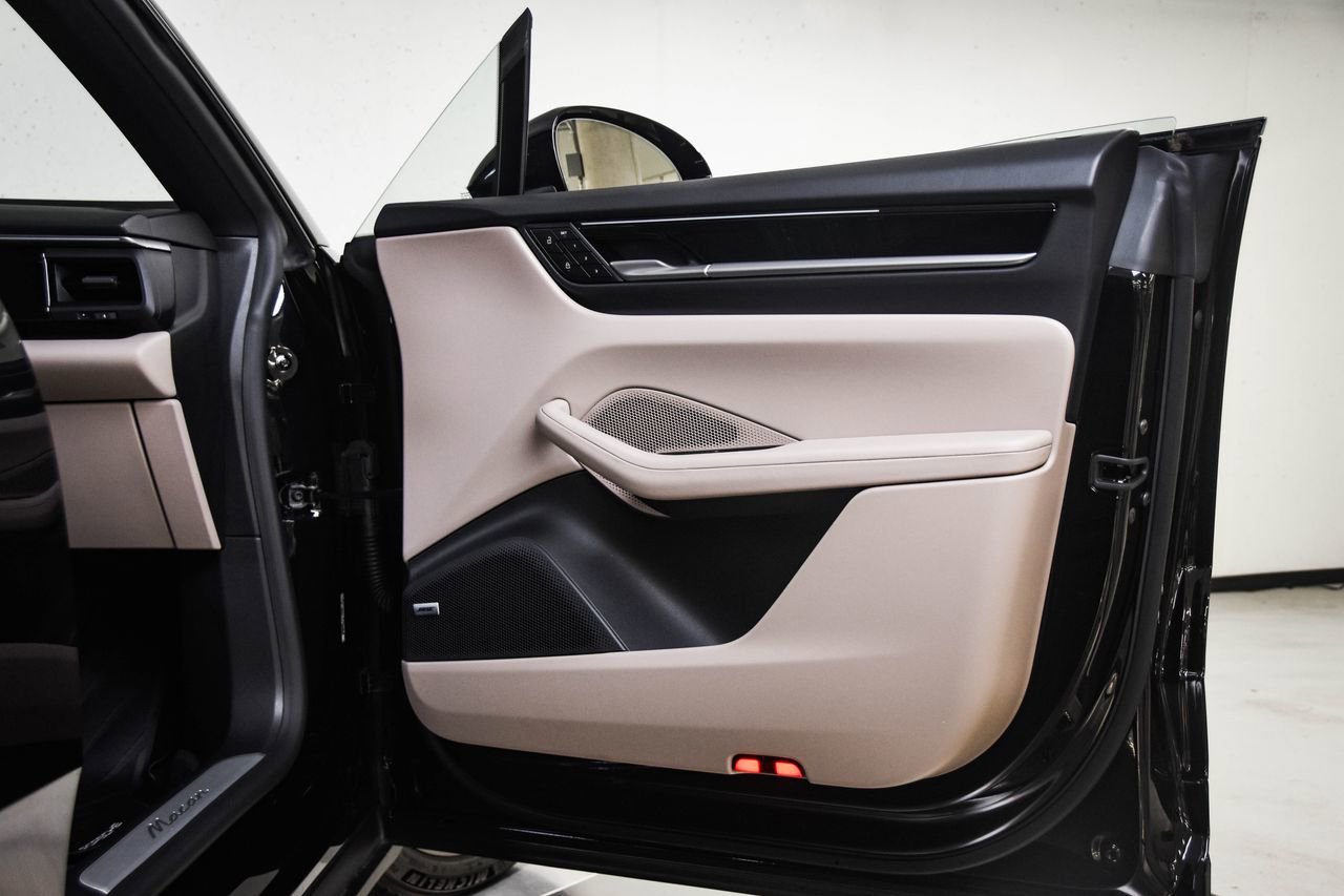 Certified 2025 Porsche Macan Electric image 27