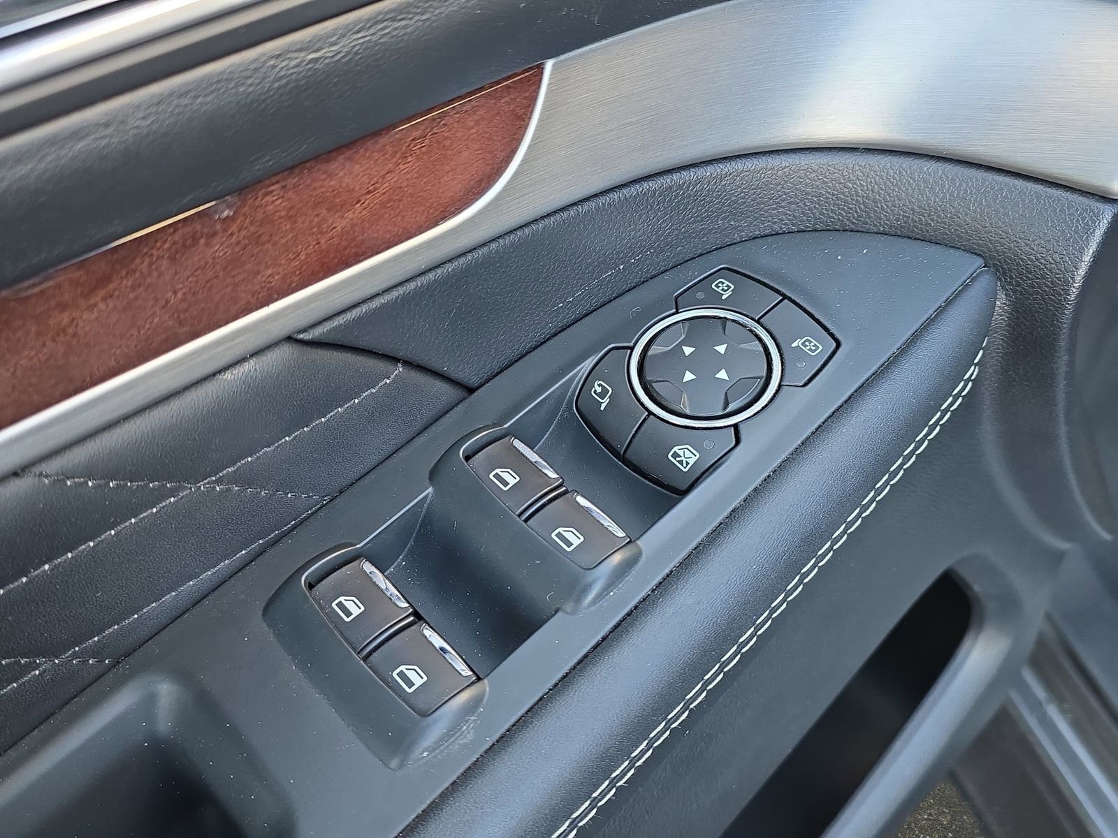 Used 2018 Ford Explorer Platinum image 30