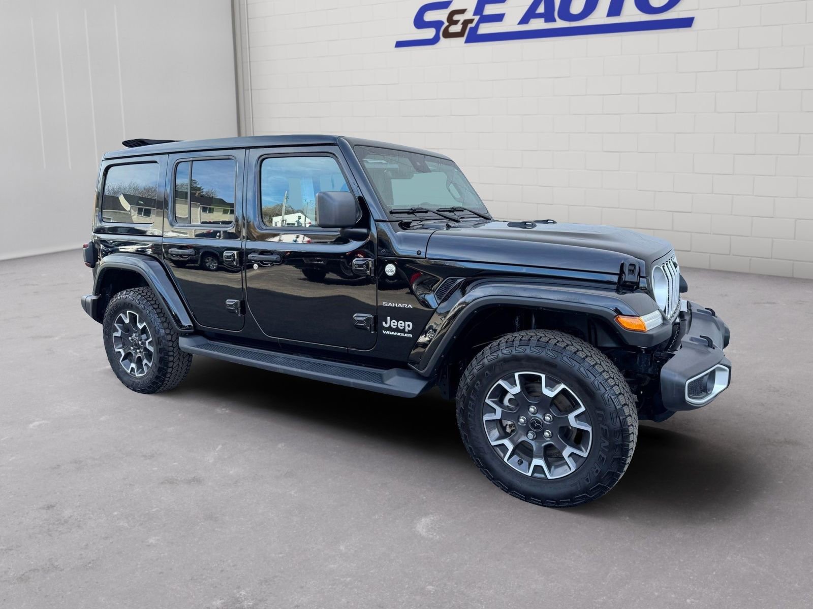 Used 2024 Jeep Wrangler Sahara w/ Technology Group AWD/4WD image 4