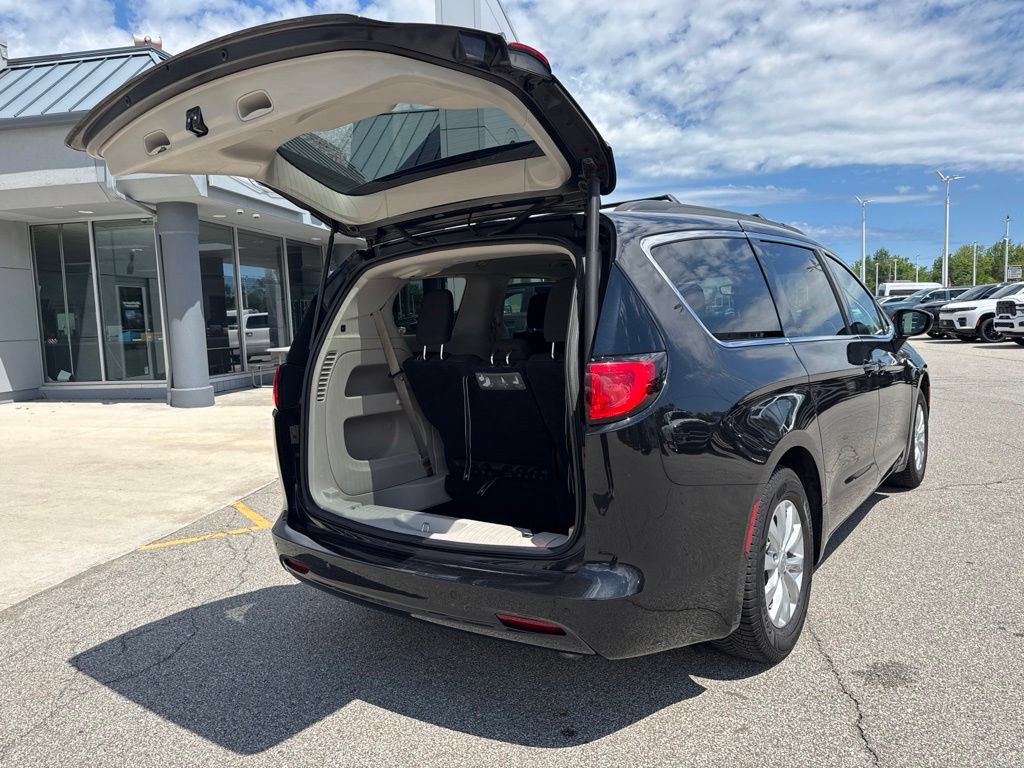 Used 2017 Chrysler Pacifica Touring FWD image 14