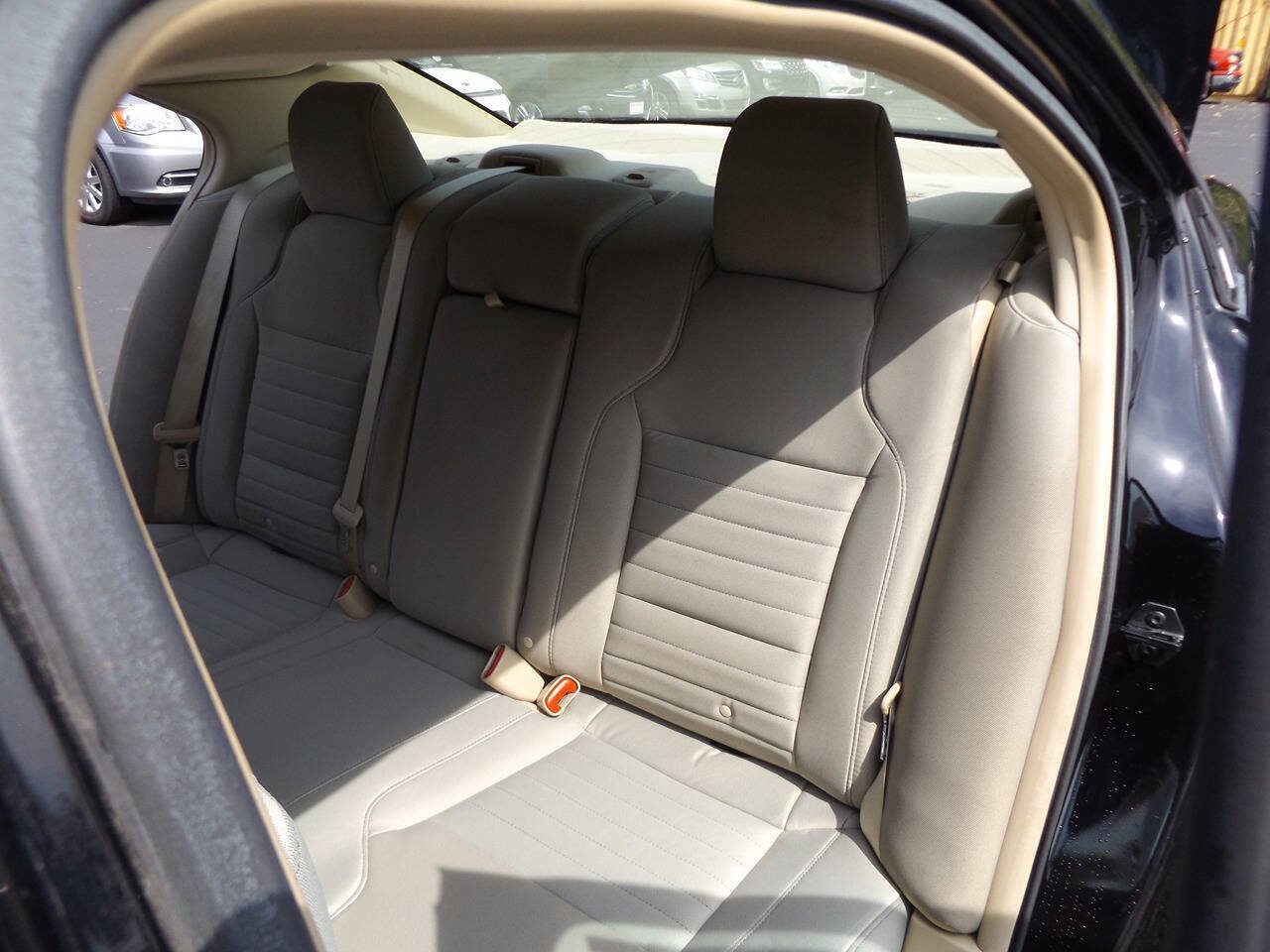 Used 2017 Ford Taurus SE FWD image 15