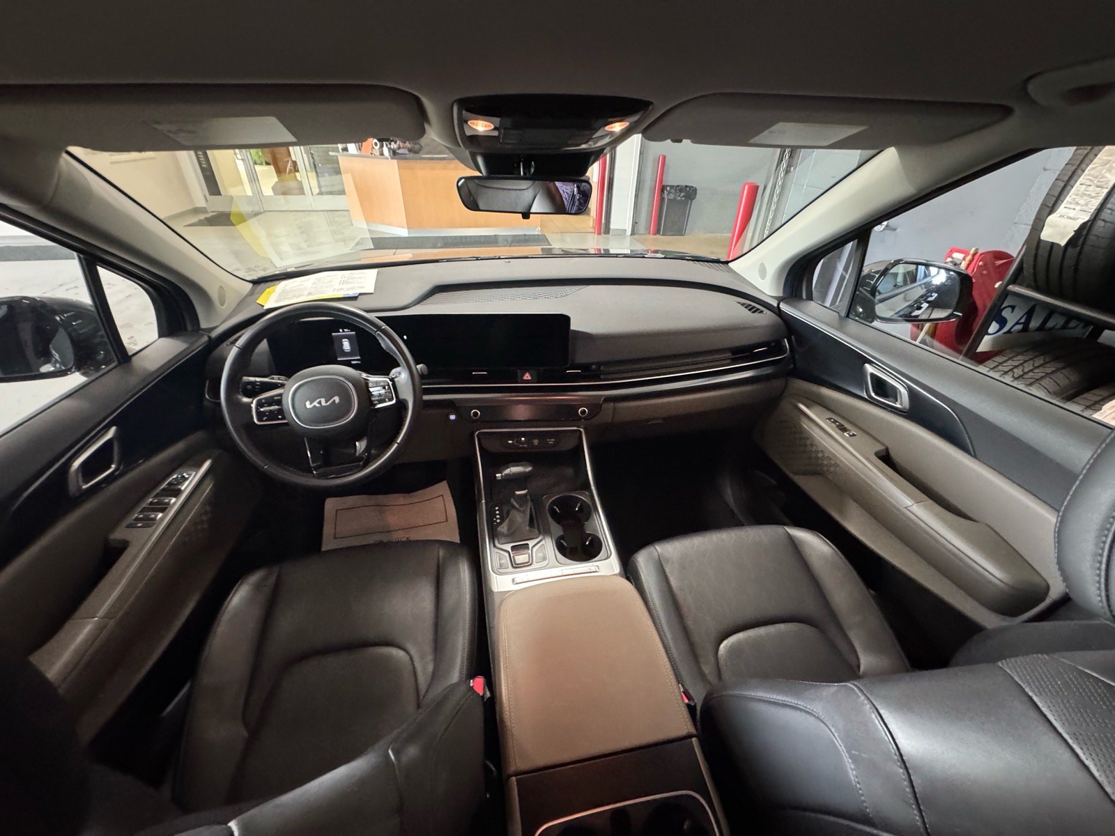 Used 2025 Kia Carnival FWD image 14